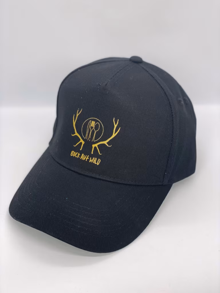 Schwarzes Basecap mit goldenem Geweih-Logo auf der Vorderseite